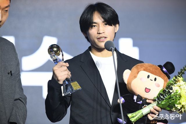 KT의 필리핀 아시아쿼터 조엘 카굴랑안이 ‘2024~2025 KCC 프로농구’ 정규리그 신인상의 주인이 됐다. KT 구단 역대 최초이자 2022~2023시즌의 론제이 아바리엔토스(현대모비스)에 이어 역대 2번째 아시아쿼터 신인상이다. 사진제공｜KBL