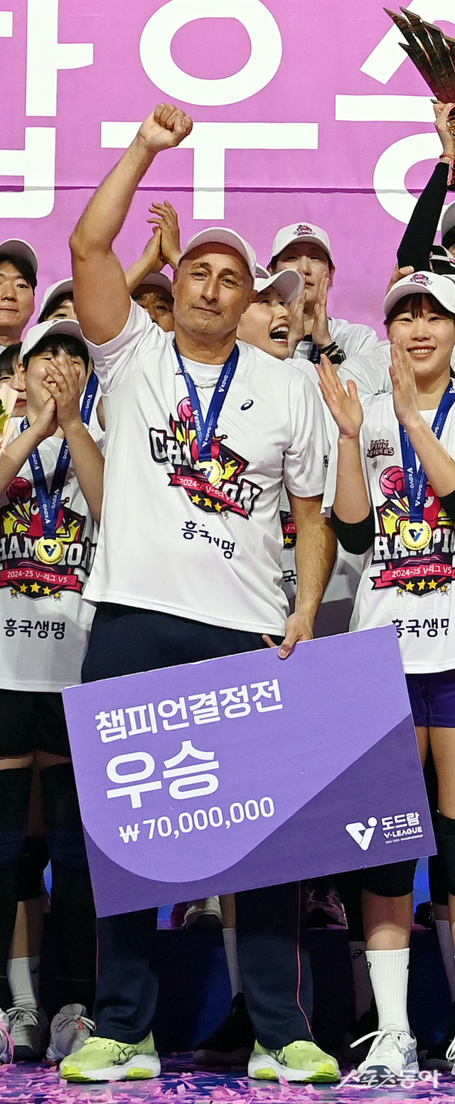 마르첼로 아본단자 흥국생명 감독이 8일 우승 메달을 목에 걸고 기뻐하고 있다.&nbsp;그는 흥국생명에서 3시즌을 보낸 끝에 팀을 처음으로 정상에 올려 놓았다. 인천｜김민성 기자 marineboy@donga.com