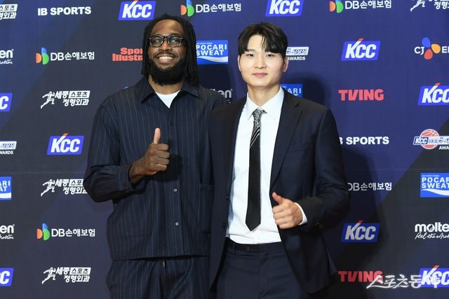 서울 SK 안영준(오른쪽)과 자밀 워니가 9일 삼성동 그랜드인터컨티넨탈서울 파르나스 그랜드볼룸에서 열린 ‘2024~2025 KCC 프로농구’ 정규리그에서 각각 국내선수·외국선수 MVP를 손에 넣었다. 사진제공｜KBL