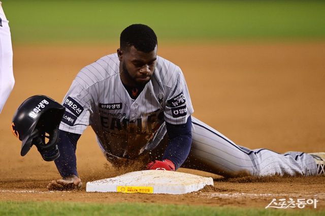 9일 서울 잠실야구장에서 열린 ‘2025 신한 SOL Bank KBO리그’ 한화 이글스와 두산 베어스의 경기에서 7회초 1사 2루 한화의 뜬공 때 2루주자 플로리얼이 3루로 파고들어 세이프되고 있다. 잠실 ｜ 주현희 기자 teth1147@donga.com