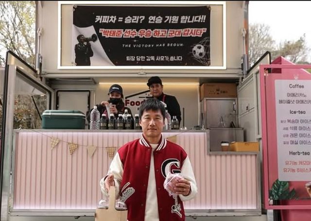 이정효 광주FC 감독(가운데)은 지난달 29일 대전월드컵경기장에서 열린 대전하나시티즌과 6라운드 원정 경기에서 물병을 발로 걷어차 퇴장당했다. 다이렉트 퇴장에 따른 2경기 출장 정지 징계를 받아 9일 광주월드컵경기장에서 열린 대구FC와 K리그1 10라운드 홈경기까지 벤치에 앉을 수 없었다. 팀과 팬들에게 사과하고자 대구전을 앞두고 팬사인회를 열었고, 이 감독의 아내 역시 구단 사무국에 커피차를 배달했다. 사진출처｜광주FC 공식 SNS