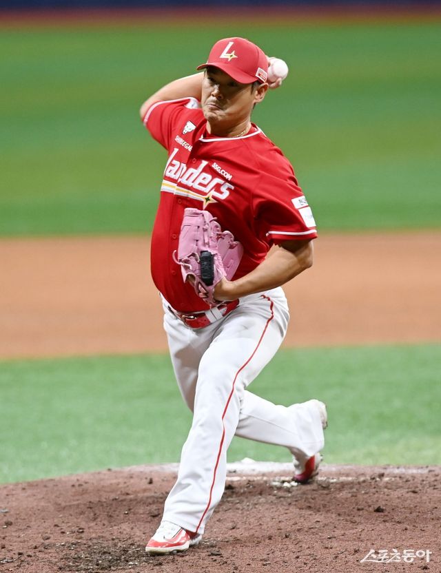 SSG 불펜은 올 시즌 24명의 승계주자를 넘겨받아 단 1명의 득점만 허락했다. 베테랑 노경은은 SSG 불펜의 핵이다. 스포츠동아 DB