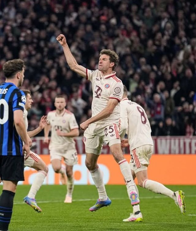 바이에른 뮌헨 토마스 뮐러(가운데)가 9일(한국시간) 독일 알리안츠 아레나에서 열린 인터 밀란과 2024~2025시즌 UCL 8강 1차전 홈경기에서 0-1로 뒤진 후반 40분 동점골을 넣고 포효하고 있다. 올 시즌 종료 후 바이에른 뮌헨과 결별을 앞둔 뮐러는 부상자가 속출한 탓에 이날 후반 29분 르로이 사네를 대신해 그라운드를 밟았고, 골까지 넣었다. 그러나 바이에른 뮌헨은 후반 43분 다비드 프라테시에게 결승골을 내줘 1-2로 졌다. 사진출처｜바이에른 뮌헨 공식 SNS
