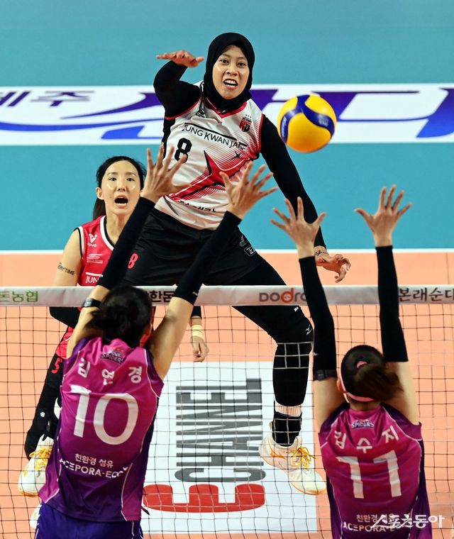 정관장 메가(8번)가 8일 인천삼산월드체육관에서 열린 V리그 여자부 챔피언 결정전 5차전에서 흥국생명 블로커 사이로 강한 스파이크 공격을 하고 있다. 인천｜김민성 기자 marineboy@donga.com