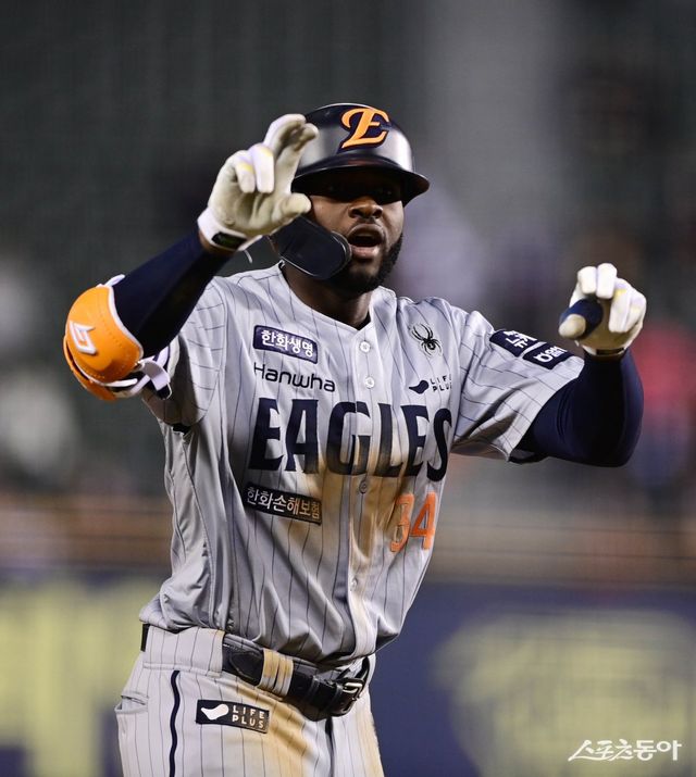 9일 서울 잠실야구장에서 열린 ‘2025 신한 SOL Bank KBO리그’ 한화 이글스와 두산 베어스의 경기에서 5회초 2사 1, 2루 한화 플로리얼이 동점 2타점 우전 3루타를 친 후 세리머니를 하고 있다. 잠실 ｜ 주현희 기자 teth1147@donga.com