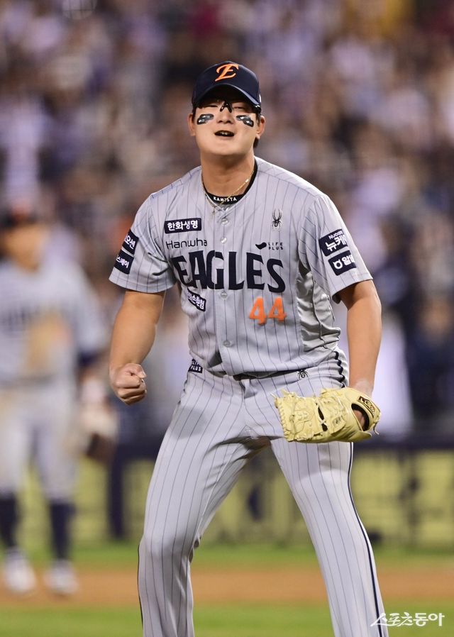 9일 서울 잠실야구장에서 열린 ‘2025 신한 SOL Bank KBO리그’ 한화 이글스와 두산 베어스의 경기에서 5-4로 승리한 한화 김서현이 세리머니를 하고 있다. 잠실 ｜ 주현희 기자 teth1147@donga.com