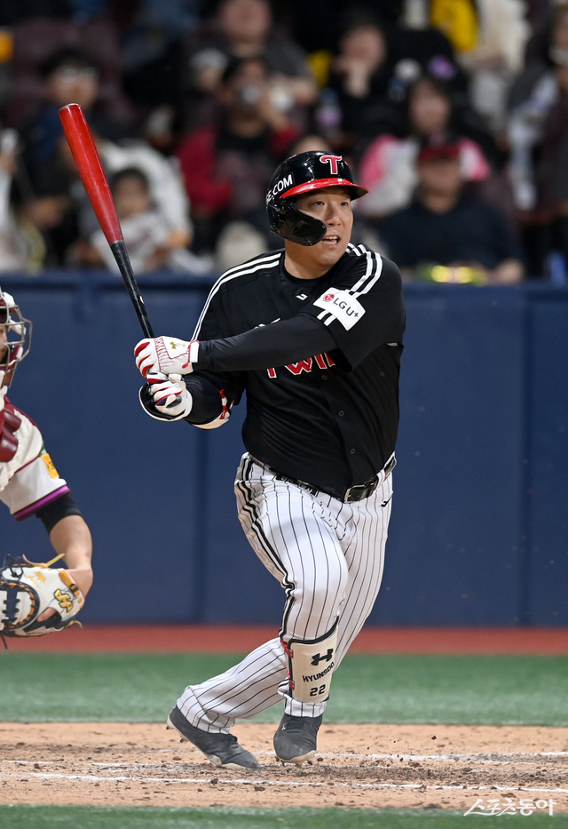 LG 김현수가 8일 고척 키움전 7회초 우월 1점홈런으로 시즌 첫 홈런을 기록했다. 고척｜김종원 기자 won@donga.com