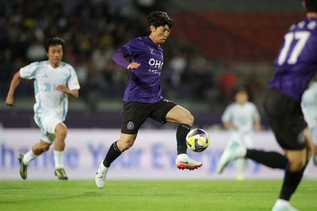 안양 김보경(가운데)는 올해 초 팀에 입단하면서 현역 연장에 성공했다. 그동안 숱한 국제대회와 해외리그를 거친 경험을 토대로 안양의 K리그1 잔류에 힘을 보태겠다는 의지다. 사진제공｜한국프로축구연맹