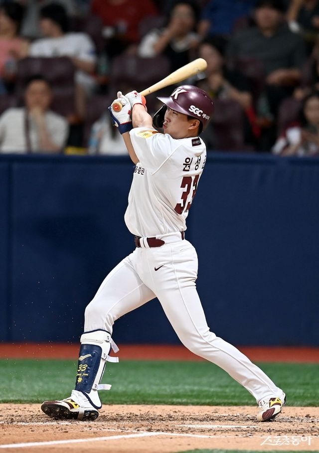 키움 원성준은 입단 전 야구 예능 프로그램을 통해 먼저 존재를 알렸지만, 지금은 당당한 키움의 일원으로 인정받길 원한다. 1일에도 “키움 원성준으로 불리고 싶은 마음이 컸기에 더 많이 노력했다”고 털어놓았다.