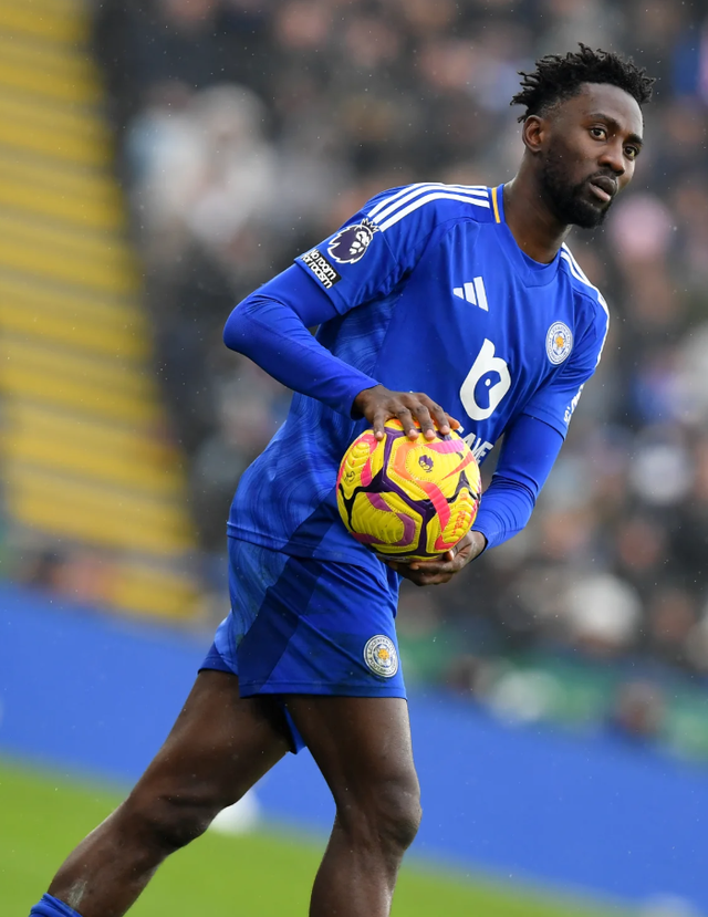 레스터시티 미드필더 윌프레드 은디디가 올해 여름이적시장에서 인기가 치솟을 것으로 보인다. 소속팀의 EFL 강등에 따라 소액의 이적허용조항이 발동했기 때문이다. 현재 시장가치는 292억 원이나, 조항에 따라 171억 원만 지불하면 그를 데려갈 수 있다. 사진출처｜레스터시티 공식 홈페이지