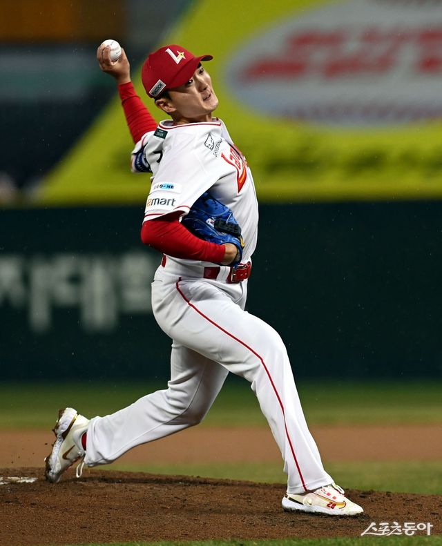 SSG 김건우는 지난달 30일 인천 SSG랜더스필드에서 열린 삼성전 연장 11회초에 등판해 1이닝 무실점을 기록했다. 이닝 마지막 아웃카운트를 잡은 뒤 덕아웃으로 향하며 욕설을 내뱉는 듯한 모습이 중계 카메라에 잡혀 논란을 일으켰다. 결국 1일 경기를 앞두고 주장 김광현과 함께 삼성 선수단을 찾아 사과의 뜻을 전했다. 스포츠동아DB