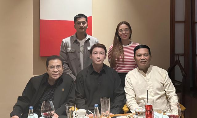 로드FC 정문홍 회장(아랫줄 가운데)이 최근 벌어진 필리핀 한인 살인사건 해결을 위해 현지에서 바쁘게 움직이고 있다. 필리핀 경찰 범죄수사국(CIDG) 국장 출신인 로드FC 필리핀 법인 알버트 페로 대표(아랫줄 오른쪽)를 만나 범인 검거를 위한 도움을 요청했다. LCS 그룹 차빗 싱손 회장, 로드FC 정문홍 회장, 로드FC 필리핀 알버트 페로 대표, 미쉘 국회의원, LCS 그룹 크리스찬 싱손 대표이사(아랫줄 왼쪽부터 반시계 방향) 사진제공｜로드FC