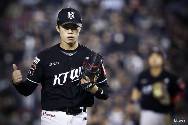 KT 필승조 원상현이 글러브에 ‘조커’ 문양을 새겨 넣었다. 이강철 KT 감독은 “타자들이 자기를 무섭게 봐줬으면 좋겠다고 하더라”며 미소를 지었다. 사진제공｜KT 위즈