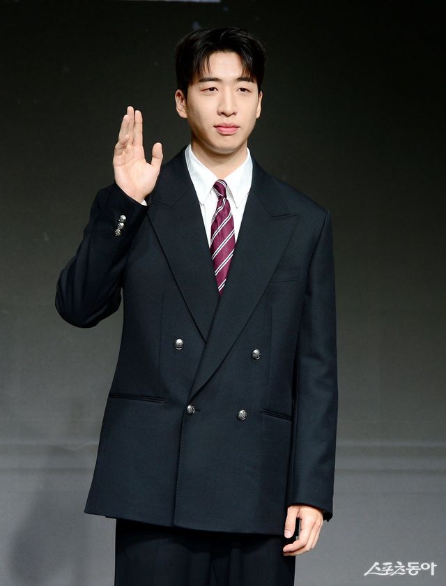 21일 서울 마포구 호텔 나루 엠갤러리에서 열린 넷플릭스 시리즈 ‘약한영웅 Class 2’ 제작발표회에 참석한 유수빈이 카메라를 향해 포즈를 취하고 있다.