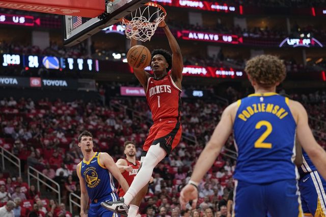 휴스턴 아멘 탐슨(1번)이 1일(한국시간) 도요타센터에서 열린 골든스테이트와 PO 1라운드 5차전 도중 투 핸드 덩크슛을 림에 꽂고 있다. 휴스턴은 프레드 밴블릿, 톰슨 등 주전들의 고른 활약으로 골든스테이트에 완승을 거두고, 시리즈를 6차전으로 이어갔다. 휴스턴(미 텍사스주) ｜AP뉴시스