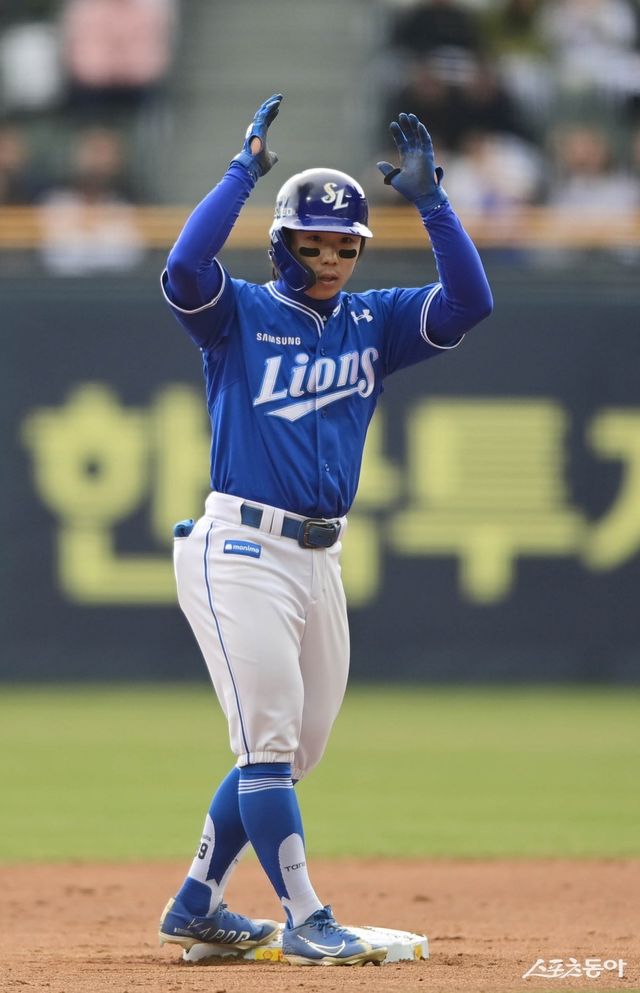 삼성 김성윤은 30일 인천 SSG전에서 연장 10회초 솔로홈런을 날리는 등 6타수 4안타 1홈런 1타점 2득점 맹활약을 펼쳤다. 햄스트링 부상으로 1군에서 이탈한 김지찬의 공백을 완벽하게 메우며 또 다른 ‘작은 거인’의 힘을 발휘했다. 스포츠동아DB