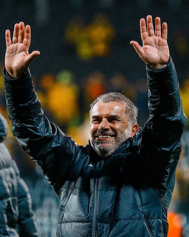 앤제 포스테코글루 토트넘 감독이 9일(한국시간) 아스프미라 스타디움에서 열린 보되/글림트와 UEL 4강 2차전을 승리한 뒤 원정팬들에게 손을 흔들며 감사를 전하고 있다. 그러나 직후 공식기자회견에서 그는 영국 취재진과 설전을 벌이며 감정적 어려움을 드러냈다. 사진출처｜토트넘 홋스퍼 SNS