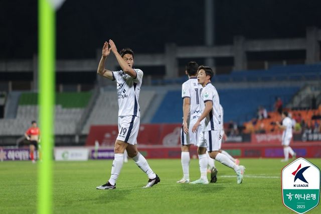 김천 공격수 박상혁(왼쪽)이 11일 춘천송암스포츠타운에서 열린 강원과 원정경기에서 세 번째 골을 넣은 뒤 기뻐하고 있다. 사진제공｜한국프로축구연맹