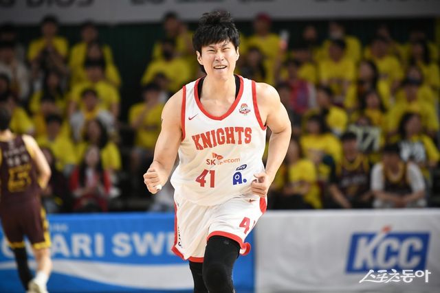 SK&nbsp;오세근이 11일 창원체육관에서 열린 LG와 챔피언 결정전 4차전에서 3점슛을 성공시킨 뒤 포효하고 있다. 사진제공｜KBL
