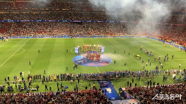 토트넘과 리버풀의 2019 UCL 파이널이 펼쳐진 스페인 마드리드의 완다 메트로폴리타노 스타디움의 전경. 리버풀의 우승 세리머니가 진행되고 있다. 스포츠동아DB