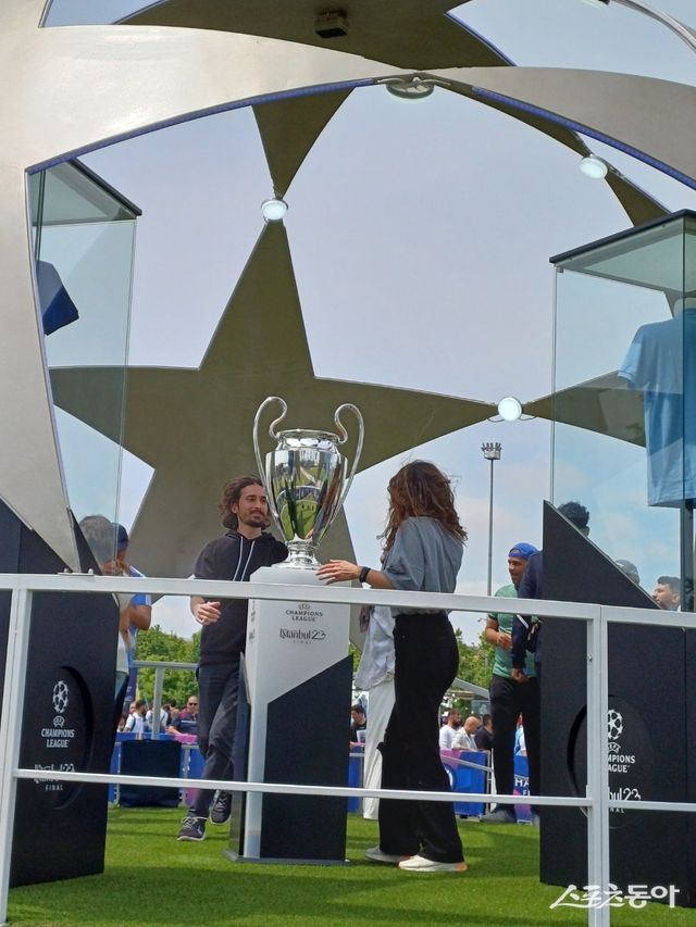 2023 UCL 파이널이 열린 튀르키예 이스탄불의 한 광장에서 대회 우승 트로피가 일반 팬들에게 공개되고 있다. 스포츠동아DB