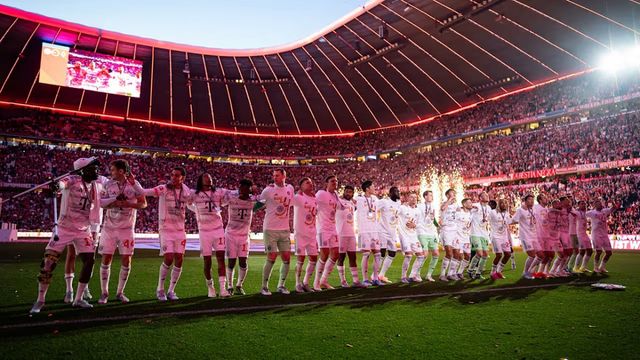 바이에른 뮌헨 선수들이 11일(한국시간) 알리안츠 아레나에서 열린 묀헨글라트바흐와 홈경기가 끝나고 진행된 분데스리가 우승 세리머니에서 어깨동무를 하고 기뻐하고 있다. 사진출처｜바이에른 뮌헨 홈페이지