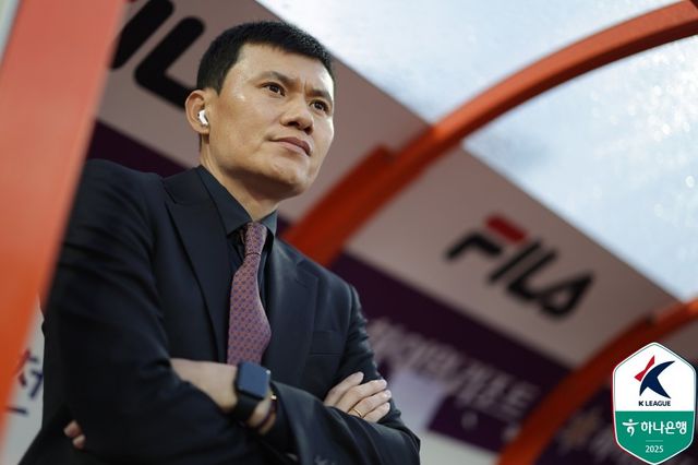 정경호 강원 감독이 11일 김천과 홈경기 도중 그라운드를 바라보고 있다. 사진제공｜한국프로축구연맹