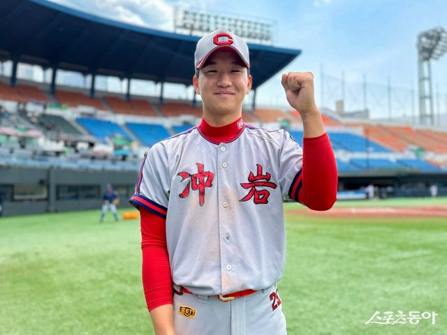 충암고 1학년 조성준이 11일 목동구장에서 열린 제79회 황금사자기 전국고교야구대회 겸 주말리그 왕중왕전(동아일보사·스포츠동아·대한야구소프트볼협회 공동주최) 2회전에서 대전제일고를 12-10으로 제압한 뒤 스포츠동아와 인터뷰하고 있다. 목동｜김현세 기자 kkachi@donga.com