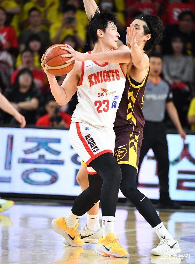 SK&nbsp;김형빈(왼쪽)이 11일 창원체육관에서 열린 LG와 챔피언 결정전 4차전에서 칼 타마요의 수비를 피해 패스할 곳을 찾고 있다. 사진제공｜KBL