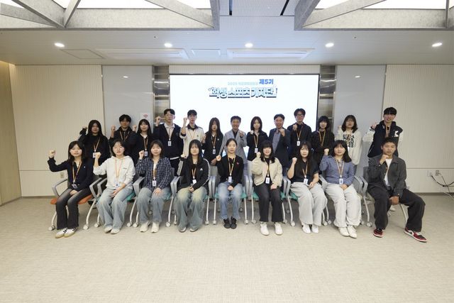 10일 동아일보 충정로 사옥에서 열린 2025 제5기 학생스포츠기자단 발대식에 참석한 학생기자들과 관계자들이 파이팅을 외치며 새로운 기자단의 출범을 알리고 있다. 사진 ｜ 이한석