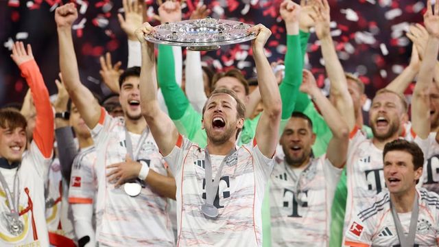 해리 케인(가운데)이 11일(한국시간) 알리안츠 아레나에서 열린 묀헨글라트바흐와 홈경기가 끝나고 진행된 분데스리가 우승 세리머니에서 트로피를 들고 환호하고 있다. 사진출처｜바이에른 뮌헨 홈페이지