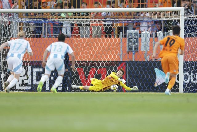 울산 조현우(뒤)가 11일 제주월드컵경기장에서 열린 제주와 2025시즌 K리그1 13라운드 원정경기 후반 49분 유리 조나탄의 PK를 막아내고 있다. 조현우의 PK 선방에 힘입은 울산이 2-1로 이겼다. 사진제공｜한국프로축구연맹