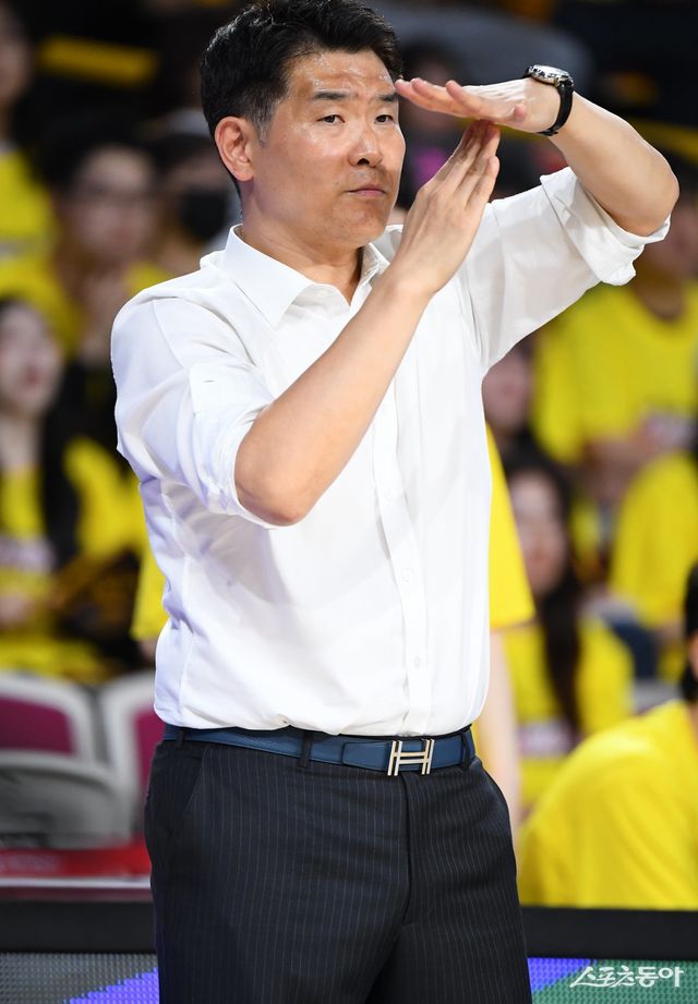 11일 창원체육관에서 열린 SK와 LG의 챔피언 결정전 4차전. LG 조상현 감독이 선수들에게 작전을 지시하고 있다. 사진제공｜KBL