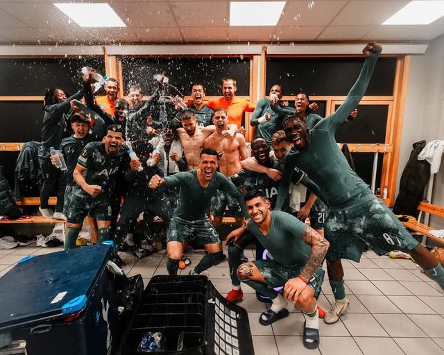 토트넘 선수들이 9일(한국시간) 열린 보되/글림트와의 UEL 4강 2차전 원정경기를 승리하며 대회 결승 진출을 확정한 뒤 경기장 라커룸에서 환호하고 있다. 사진출처｜토트넘 홋스퍼 SNS