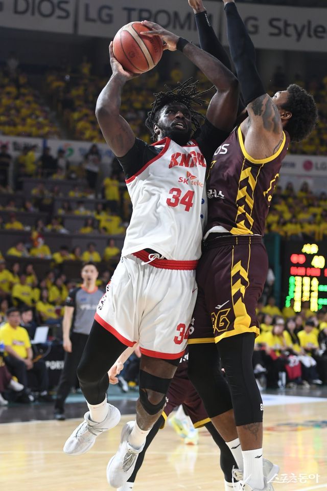 SK&nbsp;자밀 워니(왼쪽)이 11일 창원체육관에서 열린 LG와 챔피언 결정전 4차전에서 대릴 먼로의와 치열한 몸싸움을 하며 골밑 돌파를 시도하고 있다. 사진제공｜KBL