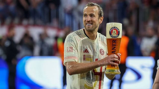 해리 케인이 11일(한국시간) 알리안츠 아레나에서 열린 묀헨글라트바흐와 홈경기가 끝나고 진행된 분데스리가 우승 세리머니에서 기념 맥주잔을 들고 웃고 있다. 사진출처｜바이에른 뮌헨 홈페이지