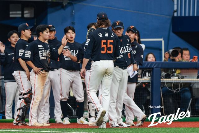 한화 와이스(55번)가 11일 고척 키움전에서 8이닝 1안타 2사사구 9탈삼진 무실점의 호투로 팀의 8-0 승리를 이끌고&nbsp;6승(1패)째를 따냈다. 한화는 1992년 이후 33년만에 12연승을 내달렸다. 와이스가 동료들과 하이파이브를 하고 있다.&nbsp;사진제공｜한화 이글스