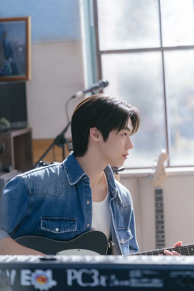 ‘선업튀’에서 안정적인 연기로 호평을 얻은 엔플라잉 리더 이승협이 이번엔 ‘사계의 봄’에서 김봄(박지후)을 두고 삼각관계 로맨스를 그리는 ‘서태양’ 역을 맡았다. 사진제공 | FNC 엔터테인먼트