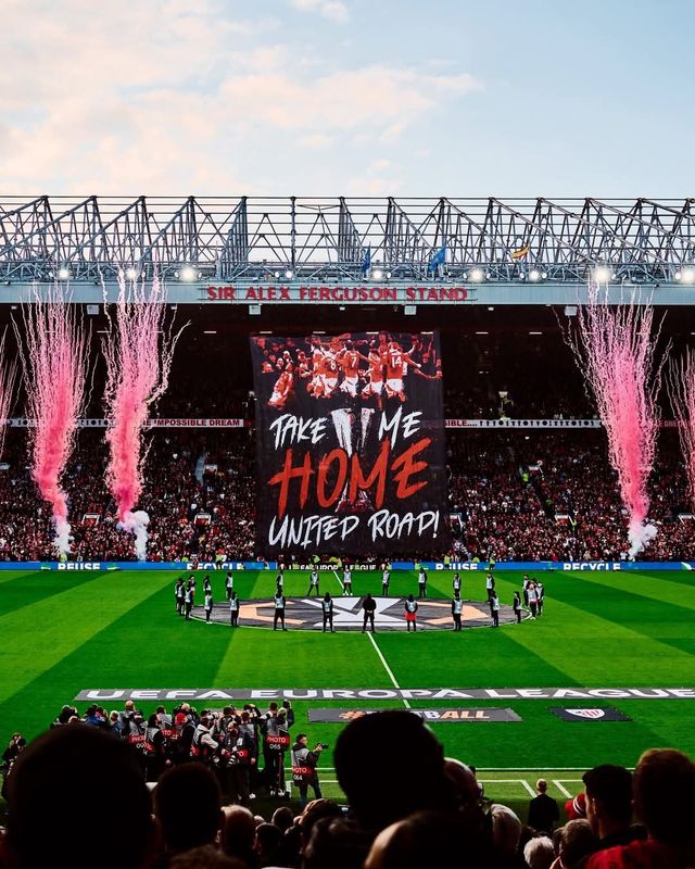 맨유는 22일(한국시간) 스페인 빌바오의 산마메스 스타디움에서 열릴 토트넘과 UEL 결승전에 직원들을 위한 무료 티켓을 제공하지 않을 방침이다. 700여명의 스태프를 초대하기로 한 토트넘과 다른 결정이다. 맨유 홈구장인 올드 트래포드 전경. 사진출처｜맨체스터 유나이티드 SNS