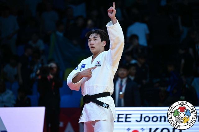 이준환이 10일 카자흐스탄 아스타나에서 열린 IJF 바리시 그랜드슬램 결승에서 나가세 다카노리를 꺾고 우승을 차지한 뒤 세리머니를 하고 있다. 사진제공｜국제유도연맹