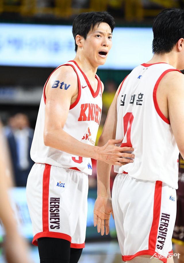 SK 김선형(왼쪽)이 11일 창원체육관에서 열린 LG와 챔피언 결정전 4차전 도중 김태훈을 독려하고 있다. 사진제공｜KBL