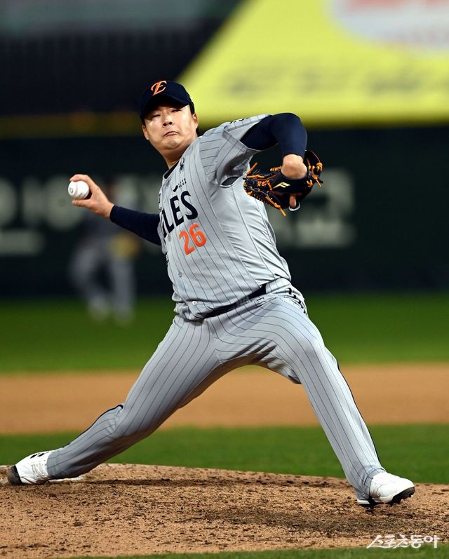 한화 한승혁은 팀이 12연승을 질주하는 동안 필승조의 일원으로서 팀 승리를 지키는 데 큰 역할을 했다. 여유롭게 휴식을 취하지 못해 부담이 쌓여갔지만, 팀이 10~11일 경기에서 대승을 거두면서 달콤한 3일 휴식을 취하게 됐다. 마운드에서 힘차게 공을 던지고 있는 한승혁. 스포츠동아DB