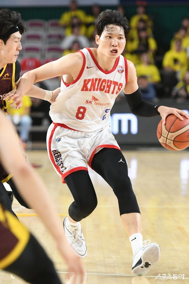 SK 안영준(오른쪽)이 11일 창원체육관에서 열린 LG와 챔피언 결정전 4차전에서 돌파를 시도하고 있다. 사진제공｜KBL