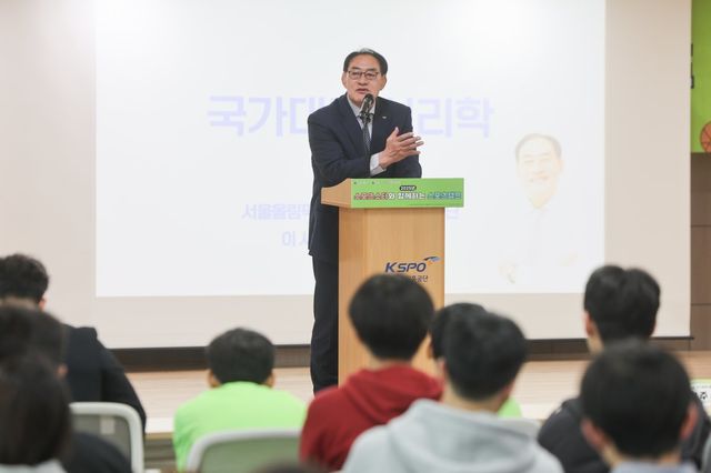 탈북 청소년이 참여한 가운데 열린 ‘스포츠 캠프’에서 스포츠 정신과 관련해&nbsp;특강을 하고 있는 하형주 이사장. 사진제공 | 국민체육진흥공단