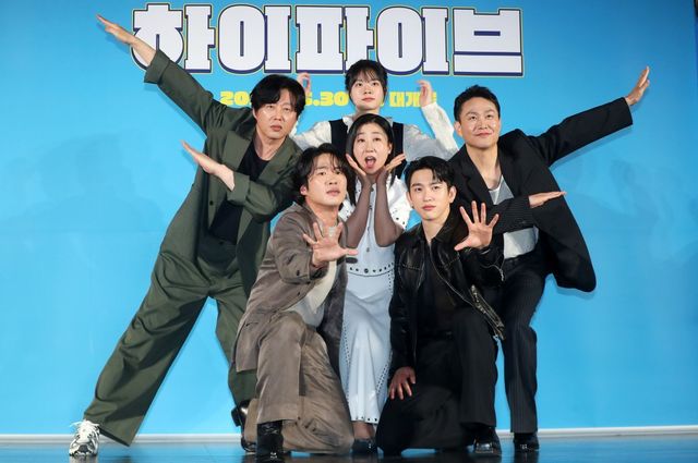 [서울=뉴시스] 김혜진 기자 = 배우 김희원(왼쪽부터), 안재홍, 이재인, 라미란, 박진영, 오정세가 12일 오전 서울 광진구 롯데시네마 건대입구에서 열린 영화 ‘하이파이브’(감독 강형철) 제작보고회에서 포즈를 취하고 있다. 2025.05.12. jini@newsis.com