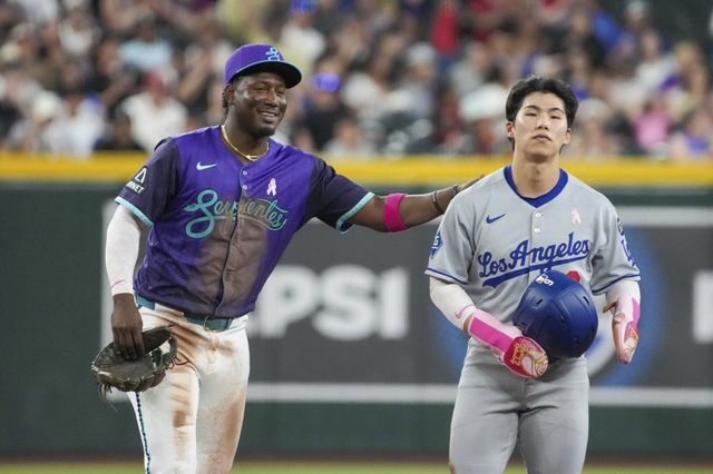 LA 다저스 김혜성(오른쪽)이 12일(한국시간) 애리조나전에서 2연속경기 안타 행진을 기록했지만, 비디오판독 끝에 MLB 첫 장타가 무산됐다. 6회초 2루에서 세이프 판정이 비디오판독 결과 아웃으로 번복되자 애리조나 유격수 페르도모가 김혜성을 위로하고 있다. 피닉스(미 애리조나주)｜AP뉴시스