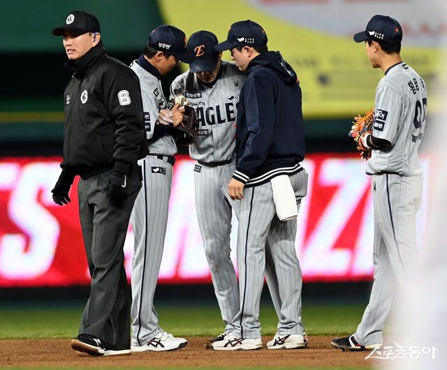 한화 심우준(왼쪽 3번째)이 지난달 17일 인천 SSG랜더스필드에서 열린 SSG전 5회말 도중 부상을 입어 통증을 호소하고 있다. 심우준은 지난 10일 고척 키움전에서 무릎에 공을 맞아 비골 골절 부상을 입었다. 정상훈련을 다시 소화하기까진 약 4주가 필요한 것으로 알려졌다.스포츠동아DB