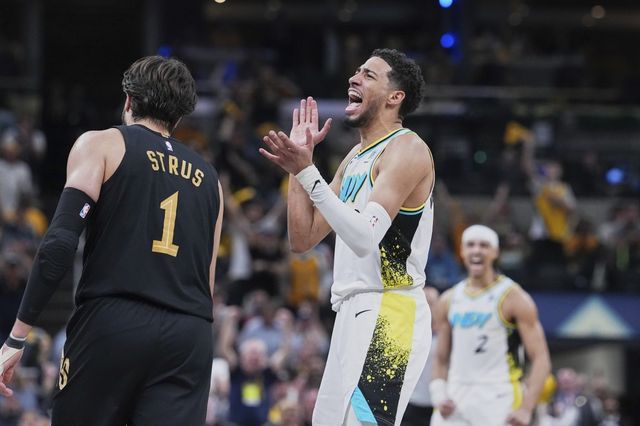 인디애나의 타이리스 할리버튼(오른쪽)이 12일(한국시간) 게인브릿지 필드하우스에서 열린 클리블랜드와 NBA PO 2라운드 4차전 홈경기에서 득점에 성공한 뒤 박수를 치며 포효하고 있다. 인디애나가 클리블랜드를 완파하고, 동부 콘퍼런스 결승 진출에 1승만을 남겨뒀다. 인디애나폴리스(미 인디애나주)｜AP뉴시스