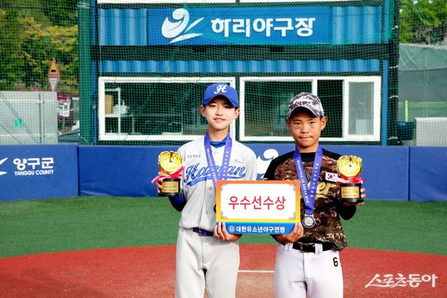 제12회 국토정중앙 양구 전국유소년야구대회 유소년리그(U-13) 청룡 우수선수상을 받은 장민재(왼쪽)-신민우. 사진제공｜대한유소년야구연맹