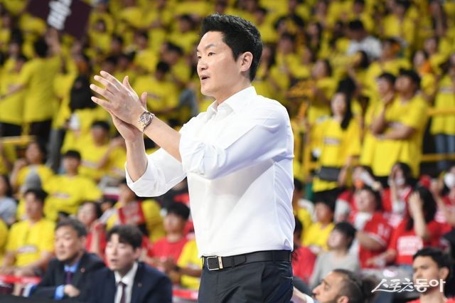 서울 SK 전희철 감독이 11일 창원체육관에서 열린 LG와 챔피언 결정전 4차전에 선수들에게 박수를 보내고 있다. 사진제공｜KBL